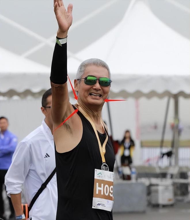69岁参加马拉松满头白发身材消瘦难掩苍老bsports网站登录周润发罕见现身！(图1)