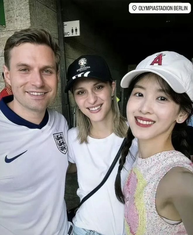 花辫看球像18岁网友：刘强东真是好福气bsport中国30岁章泽天被偶遇麻(图7)