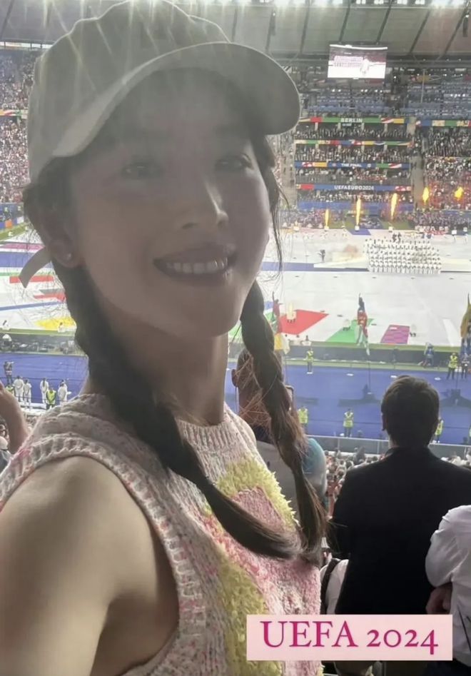 花辫看球像18岁网友：刘强东真是好福气bsport中国30岁章泽天被偶遇麻(图8)